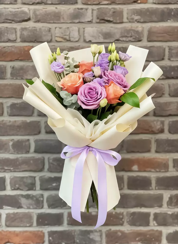 Букет цветочные ноты в Абинске Букет цветов из: Лизиантусы и Розы в Абинске