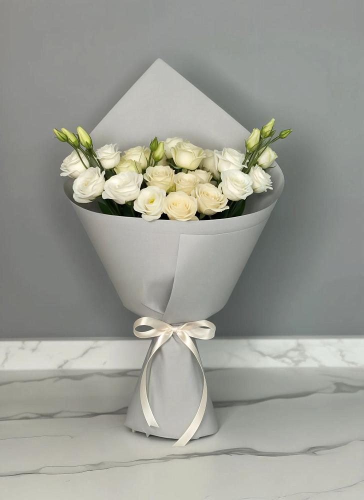 Букет цветов из: Розы и Лизиантусы в Абинске