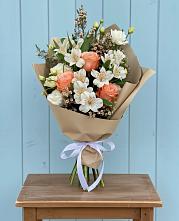 Букет цветов из:  Альстромерии, Лизиантусы, Розы и Хризантемы в Абинске