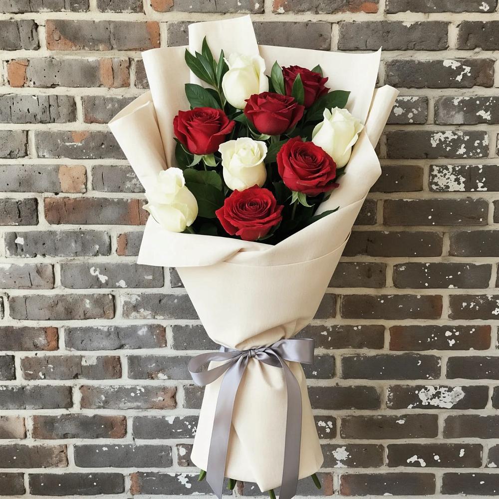 Букет красно-белые розы в Абинске Букет цветов из: Розы в Абинске