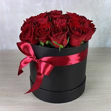 Цветочная композиция из Розы в шляпной коробке в Абинске