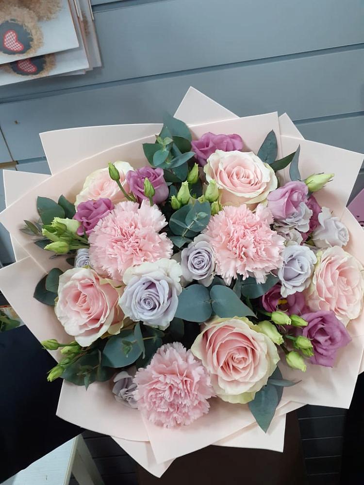 Букет цветов из: Розы, Гвоздики и Лизиантусы в Абинске