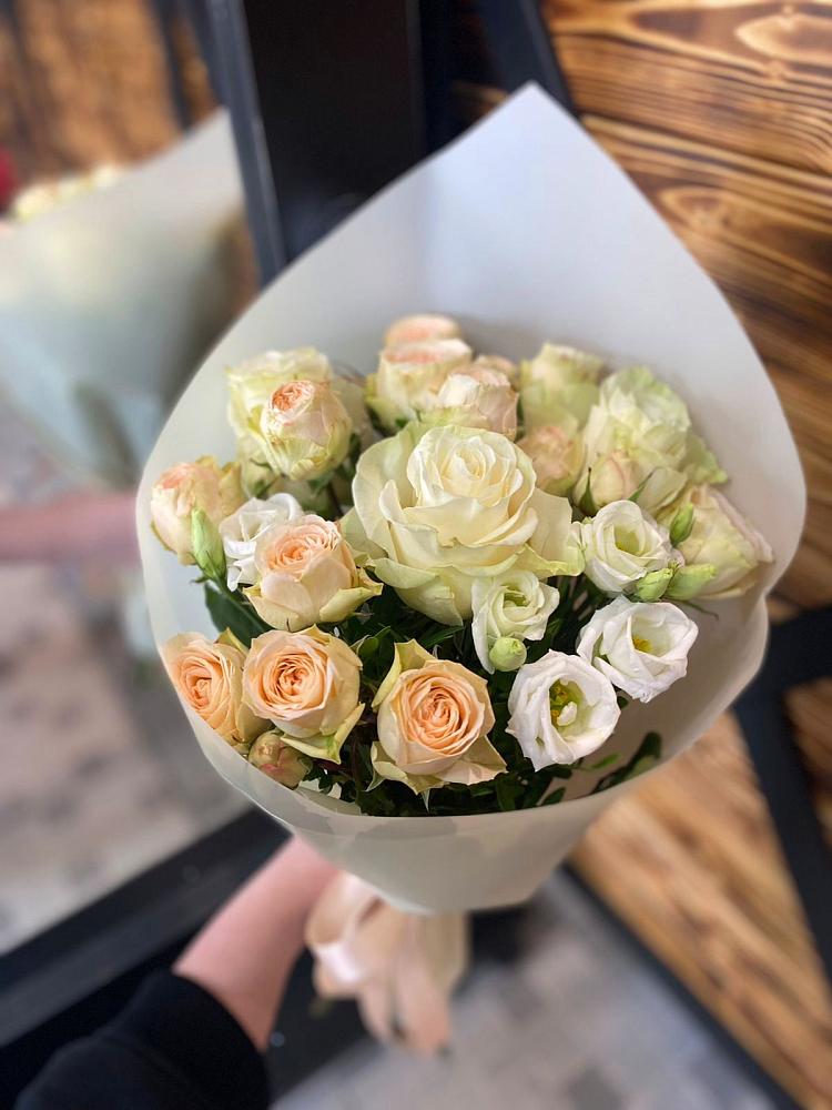 Букет цветов из: Розы и Лизиантусы в Абинске